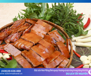 Gói cả hương rừng vào món Heo Măng Đen quay