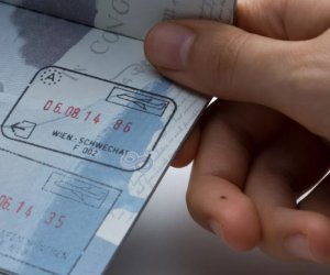 Khối Schengen sẽ ngừng việc đóng dấu vào hộ chiếu của du khách