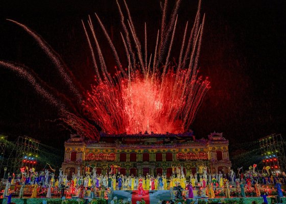 Đêm khai mạc Festival Huế chứng kiến Điện Kiến Trung rực rỡ sắc màu.