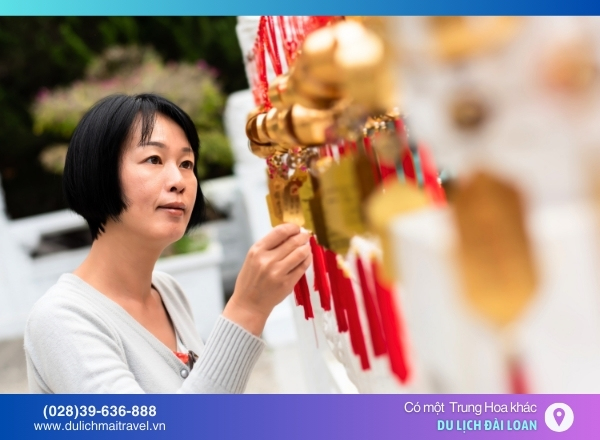 Quà lưu niệm mai mắn tại Văn Võ Miếu