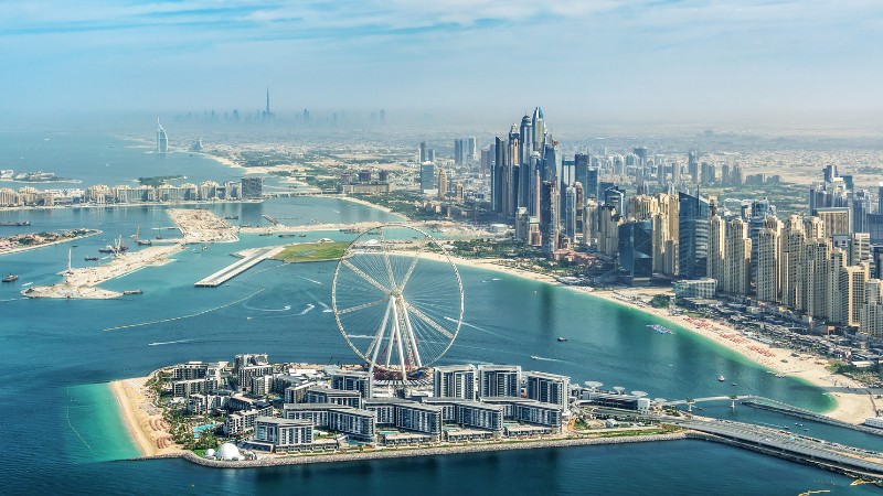 Một góc Dubai nhìn từ trên cao, xa xa là khách sạn 7* Burj Al Arab